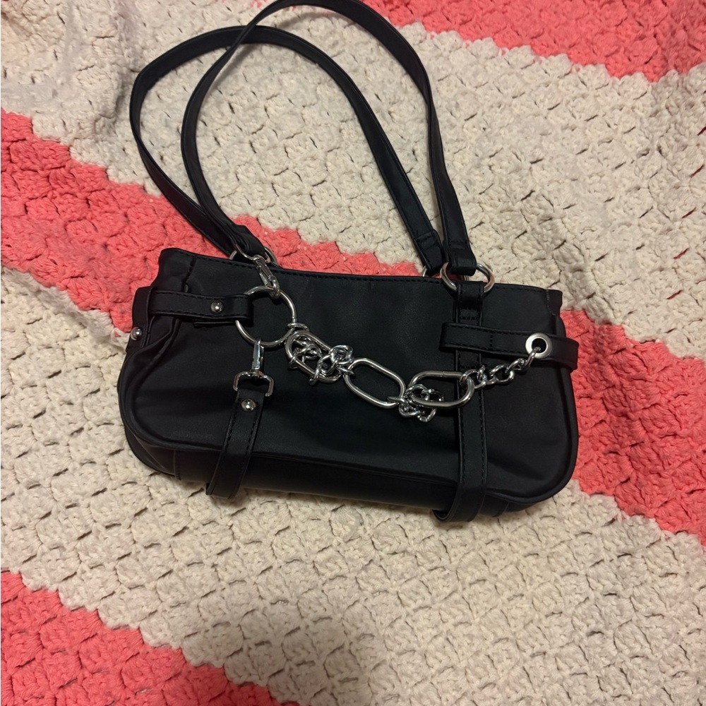 Elegant Black Shoulder Bag with Chain Accent